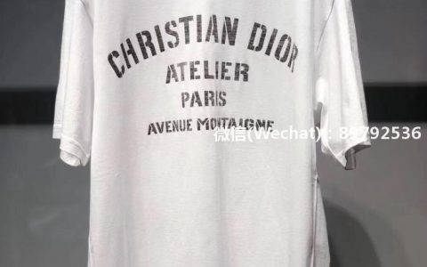 这款白色 T 恤饰以“Christian Dior Atelier”标志，向 Dior 设计师致敬